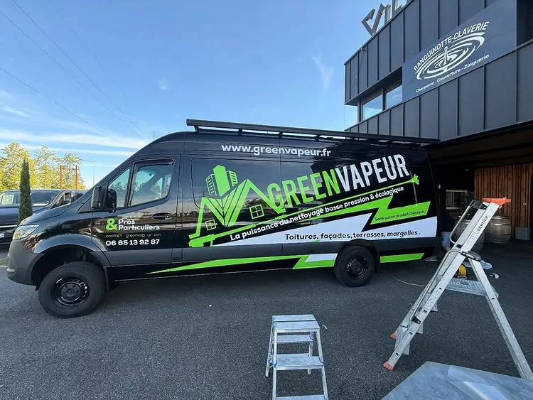 Le camion-atelier Green Vapeur devant son atelier à Saint-Martin-de-Seignanx
